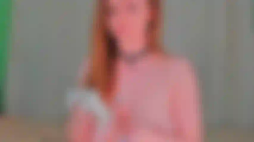 Meto los dedos en el coño con guantes médicos de látex.