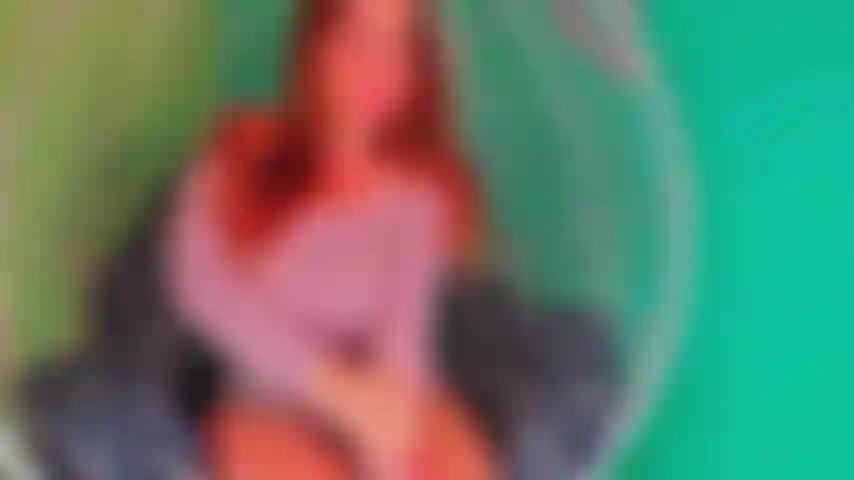 Follándome el coño con un vibrador negro en una silla colgante.