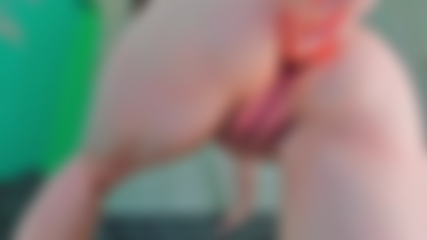 De pie, culo y coño follado con consolador.