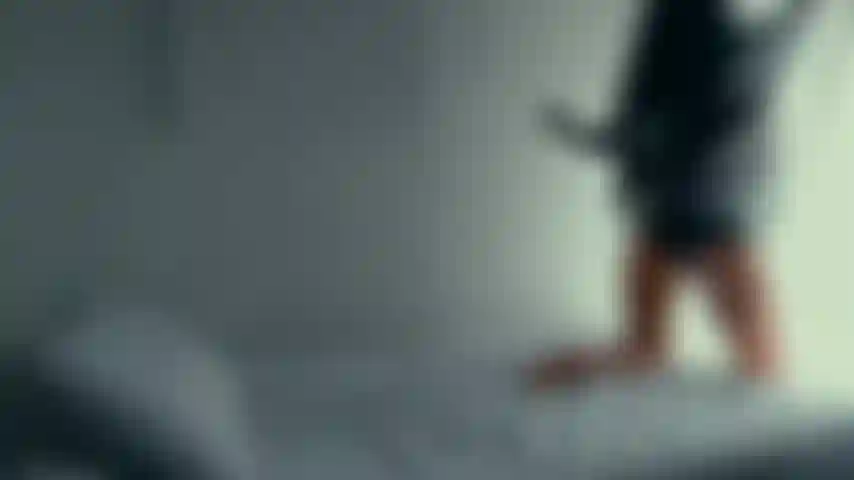 Latina traviesa jugando mientras no hay nadie en casa.