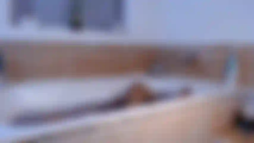 Espíame en el baño.
