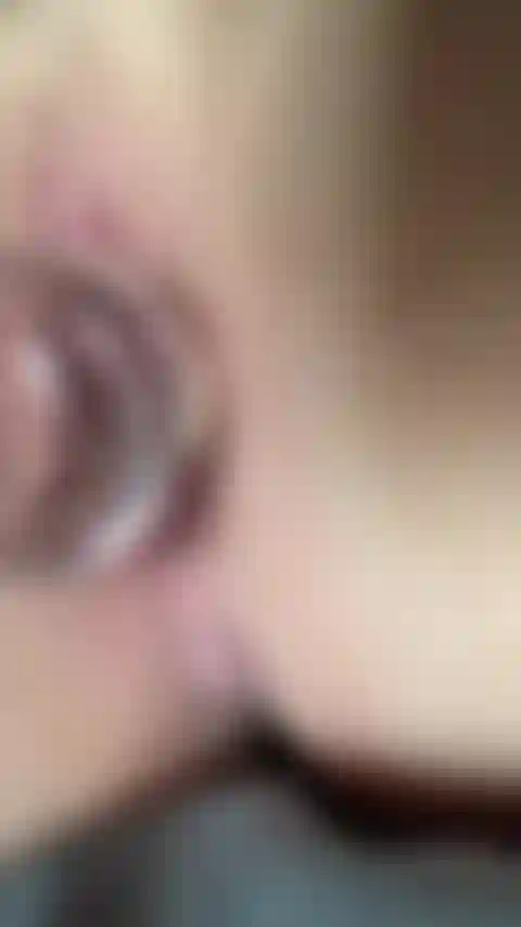 Cum vibrador con juguetito en coñito apretado.