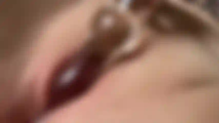 Provocando el coño mojado con un juguete de cristal.