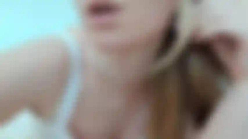 4. Lame los dedos y juego con los labios.