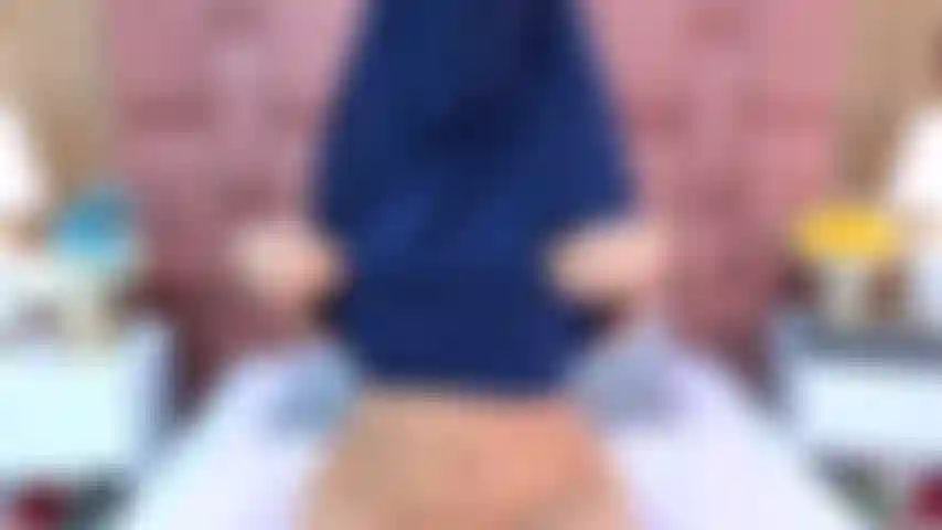 Masajeando mis tetas con aceite, poniéndome cachonda, y luego metiéndome los dedos en el coño mientras pienso en ti...