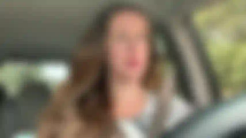 La cámara oculta del auto atrapa a mamá eructando sin parar.