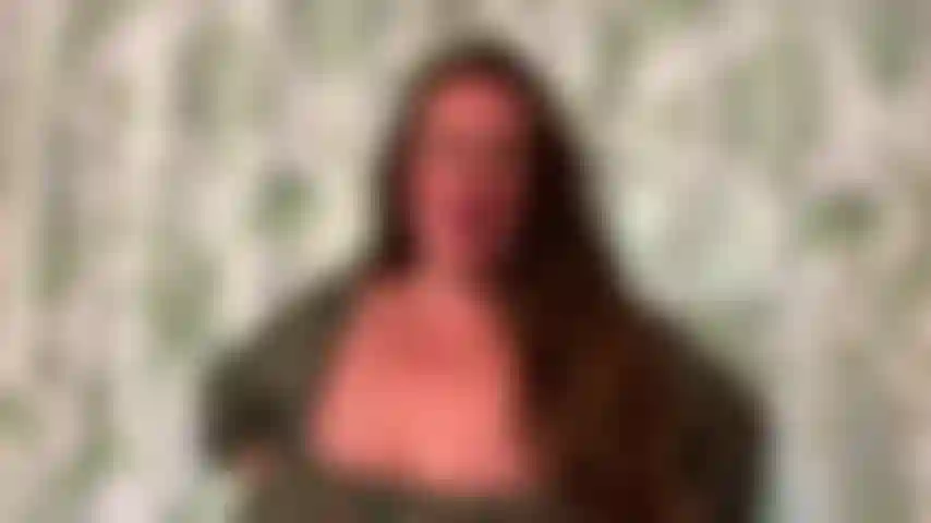 Embarazada y de raza negra.