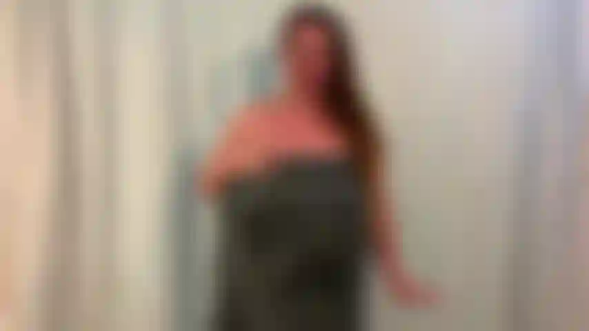 Embarazada probándome vestidos pequeños.