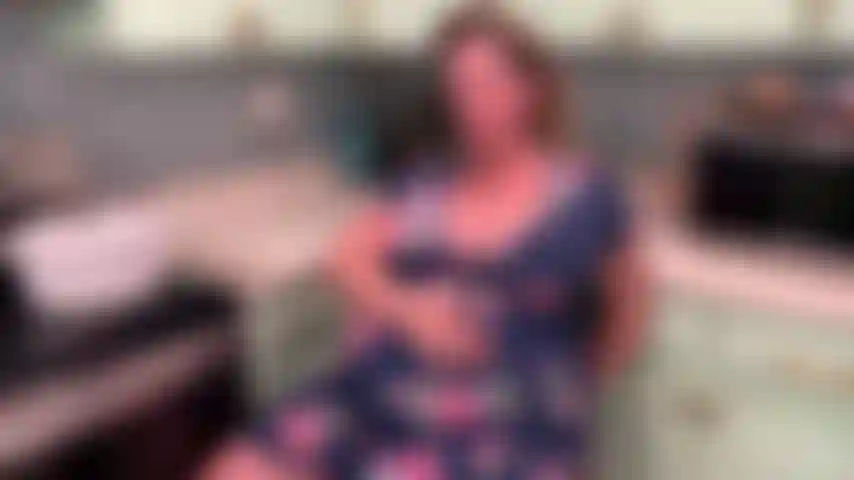 Embarazada eructando y jugando con el coño.