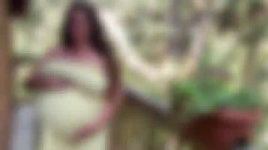 Embarazada y exhibidor de cuerpo atrasado.