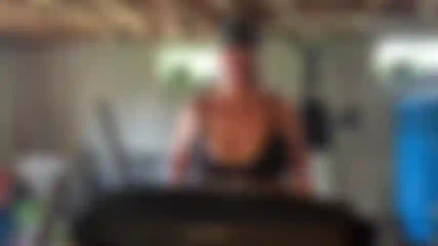 Troto en mi cinta en topless.