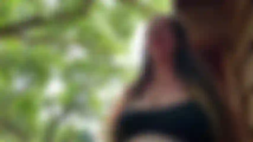 Embarazada eructando.