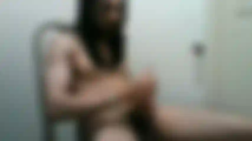 Cumming en el armario de almacenamiento.