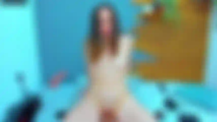 Monto un dildo.
