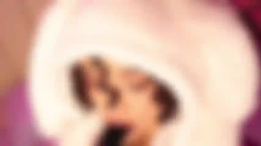 Te gusta cómo te chupo toda tu polla y dejo caer saliva sobre ella.