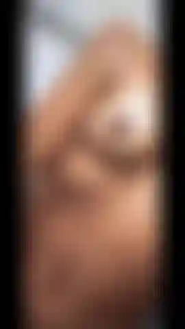 Jugando con mi coño en la ducha.