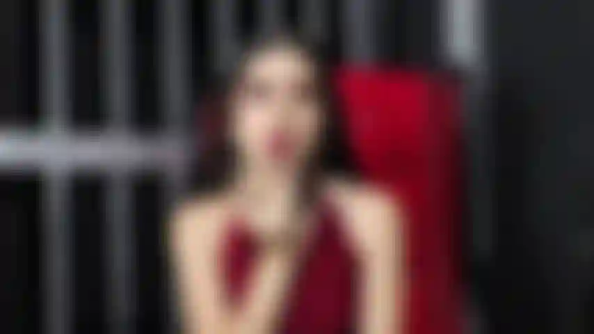 Ven y disfruta de mi boca traviesa.