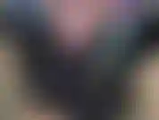 Tengo diferentes colores de labiales y hago trucos con la lengua. Moviendo, babeando, taco, flor, estirándome, señalando, ensanchando, tocando la nariz, etc. Puedes ver lo profundo de mi garganta, mientras la expando y la abro muy ampliamente.