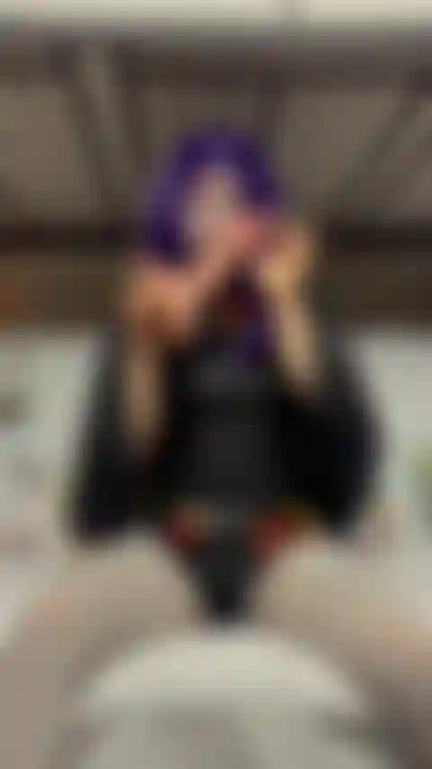 Freaky raven tiene su primer encuentro siendo una auténtica puta de mierda. Uso su lengua dividida y una gran polla de 8 ', la escupo y chupo esas bolas. Hago un poco de garganta profunda, haciéndola agradable y babosa, puedes escuchar arcadas y ver a un cuervo cachondo tomar 2 pollas.