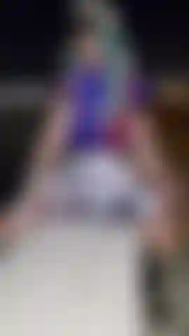 Al lado de un puente con una falda corta y un top corto mientras los peatones pasan y les muestro lo que hay debajo:3.