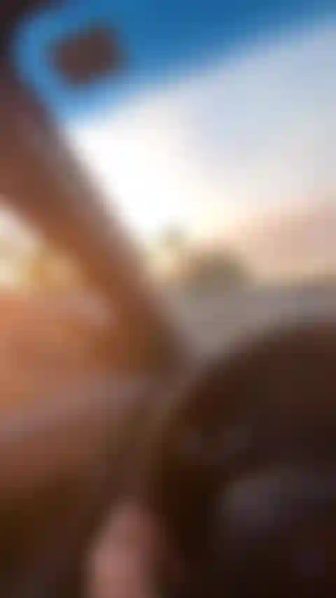 Tengo un maldito juguete nuevo y no podía esperar hasta llegar a casa. Lo usé mientras conducía. Llegué en 2 minutos! Orgasmo intenso, tuve que detenerme. ¡Qué increíble!!