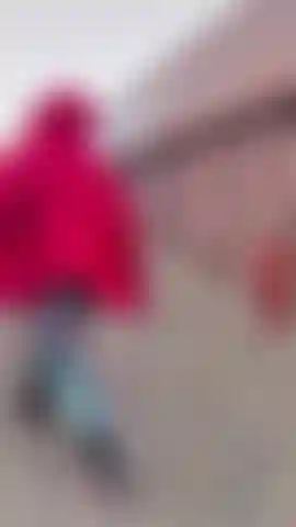 Durante el atardecer, después de colgar algunas chaquetas gratis para algunos vagabundos a lo largo de un puente subterráneo, me acerqué a una carretera cercana y comencé a quitarme los pantalones y me subí la blusa transparente. Mientras usaba esta gran chaqueta roja. .