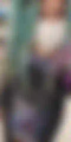 Me inclino mostrando mi vestido transparente, mientras lo subo, me quito el calzoncillo y luego muestro mis tetas. <3.