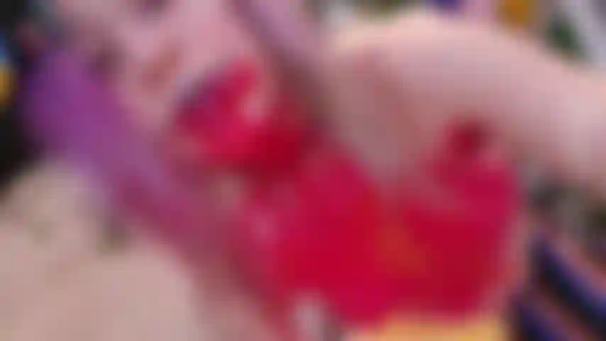 Quería pintar sobre unos lienzos, cuando terminé convirtiéndome en el lienzo. Saliva goteando de mi boca, con pintura roja y amarilla por toda la cara, boca, lengua y senos.