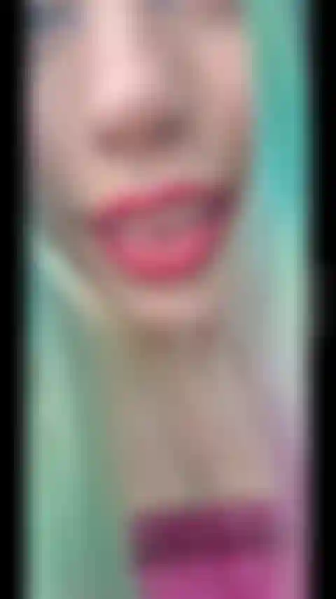 Uso mi linterna, un endoscopio, expando mi garganta y estiro mi lengua tanto como puedo; para que puedas ver una visión clara de mi epiglotis.