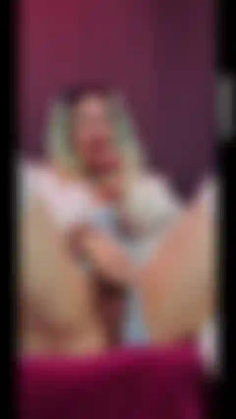 Interpreto a una sexy estudiante universitaria de laboratorio y el profesor de química quería jugar con mi apretado coño y comenzó a follarme el coño con un tubo de ensayo, poniéndolo cremoso hasta que me corra.