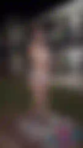 Desnudándome en público en complejo - teaser.