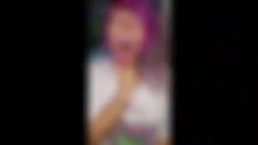 Súper cerca de tragarme unos gomosos cachondos. Giantness vore/fetiche de la boca/fetiche de la lengua/fijación oral (antes de que me partieran la lengua).