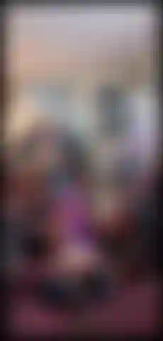 Entré a una tienda de antigüedades y miré libros viejos mostrando mi culo, mi coño y mis tetas. Estoy al lado de esta chimenea.