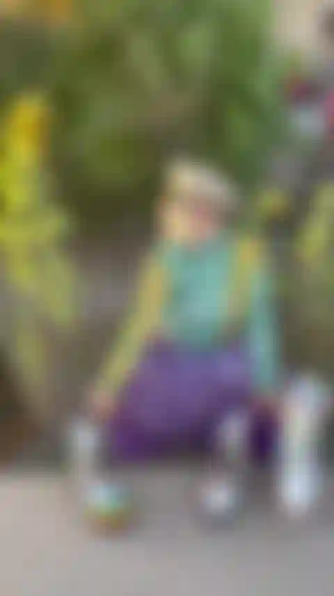 El girasol besa mi frondoso arbusto y mis turgentes tetas en público.