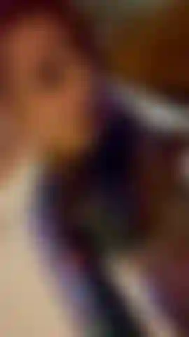 Parpadeando en un puente público, el peatón me ve.