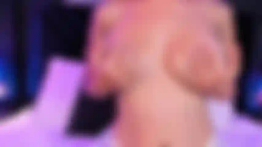 Tetas al aire y esclava obediente.