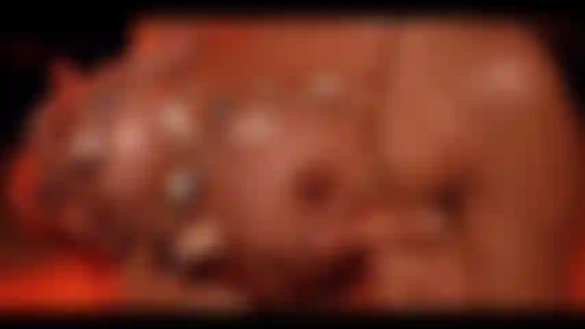 Mira mis grandes tetas bailando en la noche.