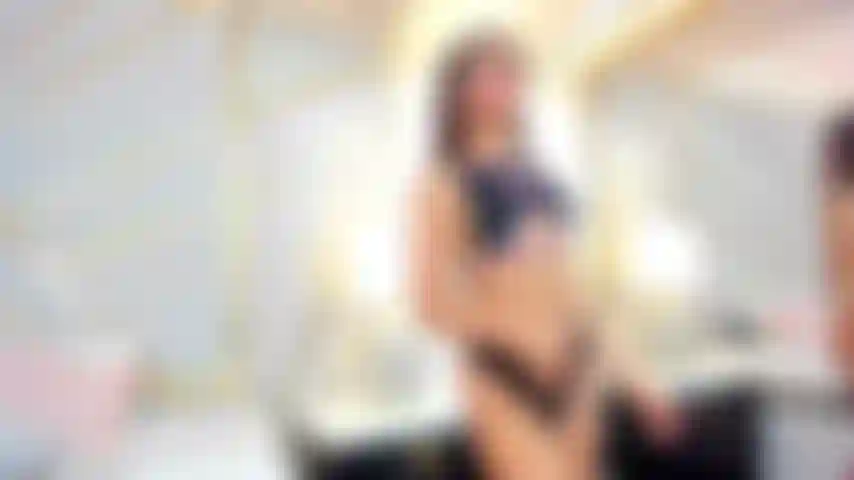 Animadora sexy te hace una mamada profunda y descuidada.