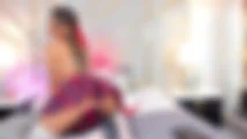 Estudiante traviesa se frota su apretado coño rosado.