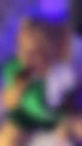 Lamiendo una dona cremosa.