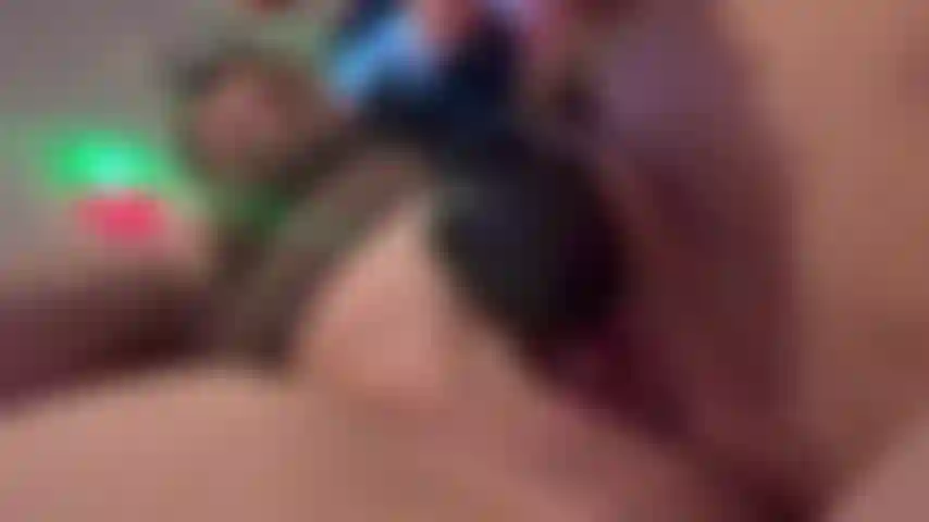 Intense vibes I let myself go, I play with the rhythm, I close my eyes and invite you to feel every tremor with me. One look, one whisper, and the electricity between us