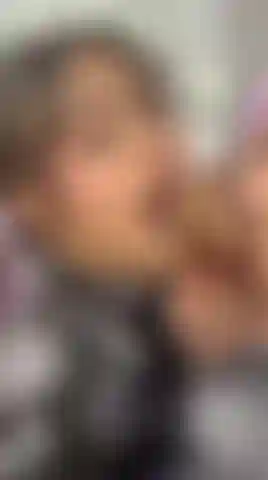 Tu polla tiene un color tan hermoso—me encanta su textura, su forma y su cabeza. Mira cómo la lamo y la meto profundo en mi garganta, chupándola fuerte, poniéndola bien mojada con mi saliva, excitándome y tocando mis hermosos pechos.