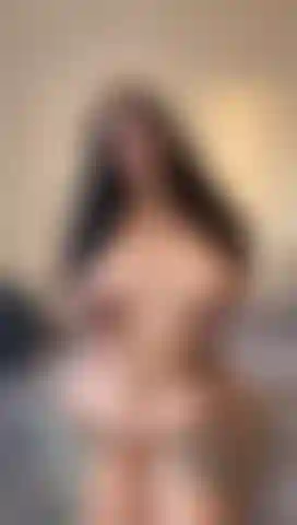¿Puedes con este enorme culo de bbw en tu cara? Adora estas suaves y jugosas curvas y aguanta este culo grueso aplastando tu cara.