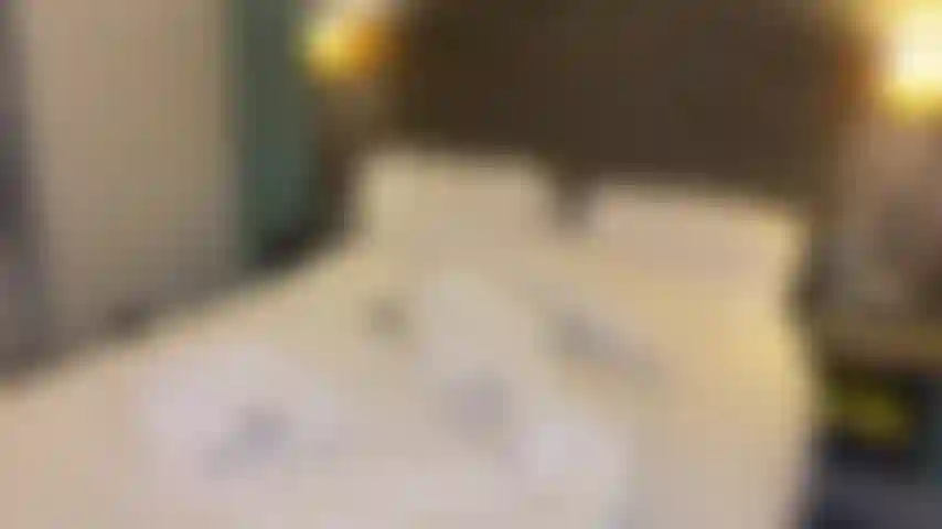 Una cachonda camarera de hotel encuentra el dildo de un huésped: una camarera gordita encuentra algo interesante entre las sábanas, lo prueba y luego se corre encima antes de volver corriendo al trabajo.