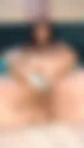 Una bbw asiática hace que su húmedo coño se corra usando su dildo y su varita.