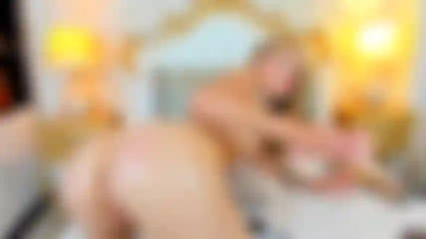 ¡Sexy chica rubia follándose su agujero del culo!