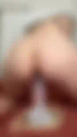 Video de paseo con un consolador rebotando en el culo.