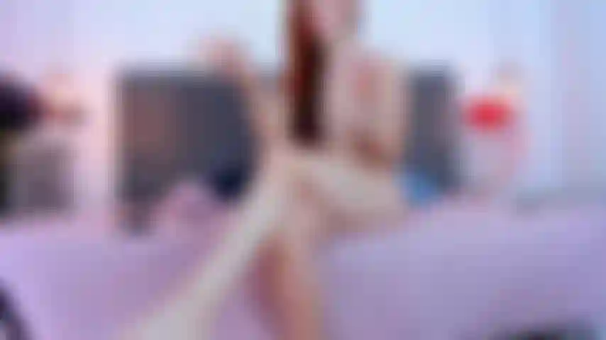 Pinzas en mis pezones y masaje erótico en mi cuerpo desnudo.