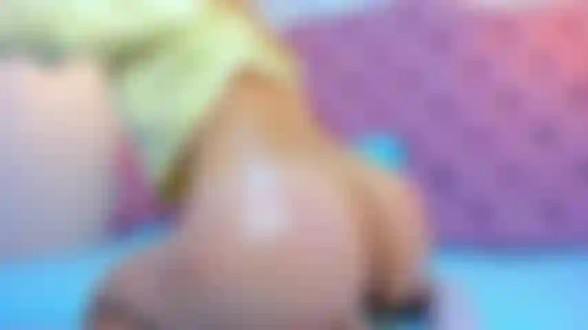 Mira mi culo rebotando en la parte superior de tu polla.