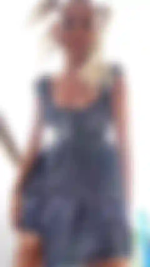 Afuera asomo bajo el vestido.